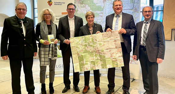 Gruppenbild bei der Vorstellung der Wanderkarte Bopfingen; von links: Stellvertretender Präsident Schwäbischer Albverein Thomas Keck, Martina Häusler MdL (Grüne), Landrat Ostalbkreis Dr. Joachim Bläse, Ministerin für Landesentwicklung und Wohnen Nicole Razavi MdL, Bürgermeister Stadt Bopfingen Dr. Gunter Bühler, LGL-Präsident Robert Jakob