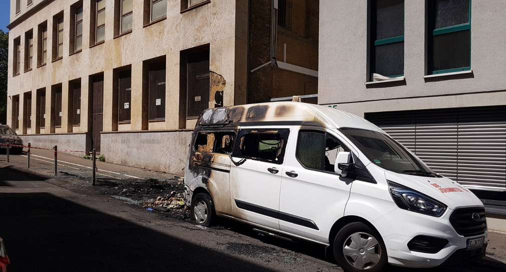 Ein ausgebranntes Auto steht vor dem türkischen Konsulat in Stuttgart.