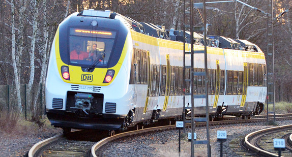 Ein Zug fährt über eine Teststrecke. (Bild: dpa)