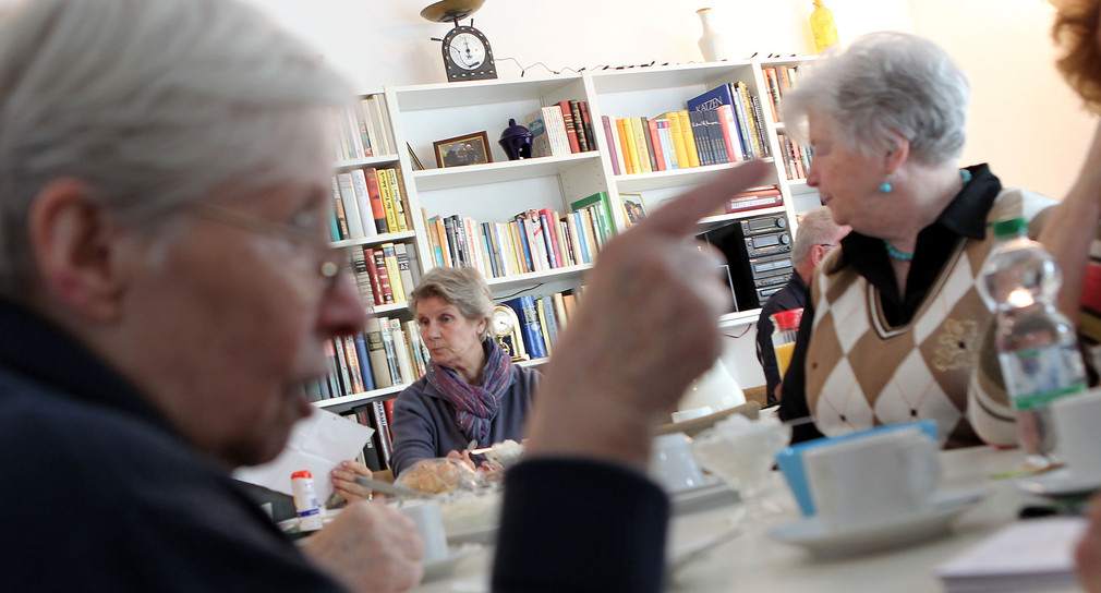 Die Bewohner einer Wohngemeinschaft für Senioren unterhalten sich. (Foto: © dpa)