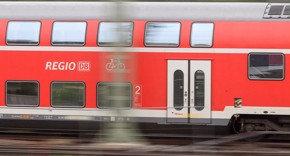 Eine Bahn der DB Regio fährt.