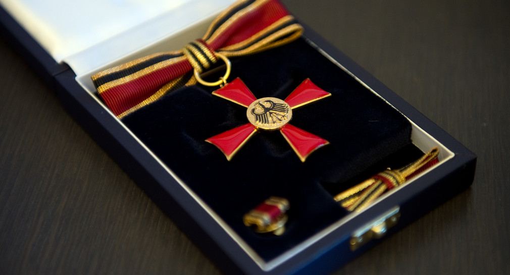 Ein Bundesverdienstkreuz. (Bild: © Britta Pedersen / dpa)