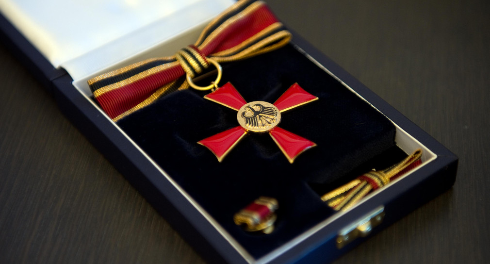 Ein Bundesverdienstkreuz. (Bild: © Britta Pedersen / dpa)