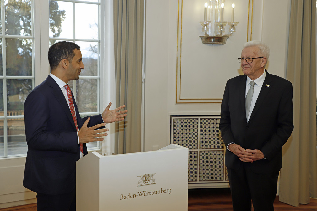 Der Botschafter der Vereinigten Arabischen Emirate, Ahmed Alattar (links) spricht mit Ministerpräsident Winfried Kretschmann (rechts).