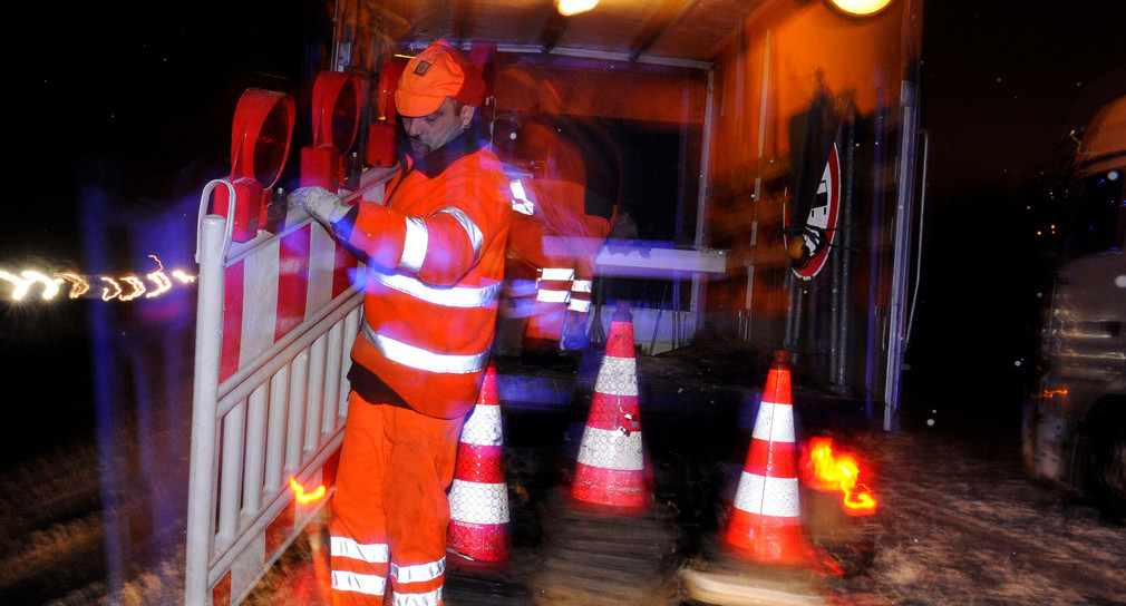 Mitarbeiter der Straßenmeisterei im Einsatz. (Bild: dpa)