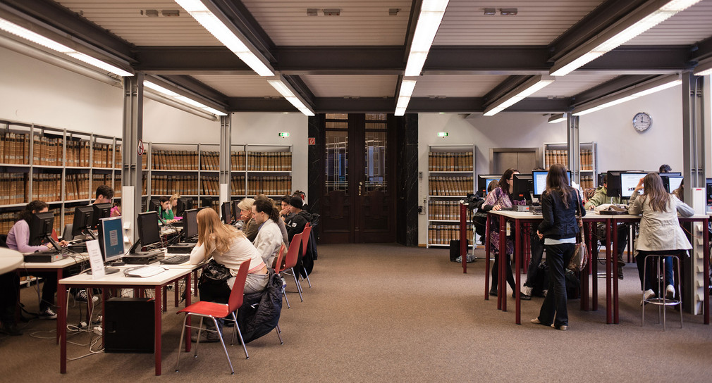 Studierende arbeiten in einer Bibliothek an der Universität Heidelberg (Bild: © Shooresh Fezoni).