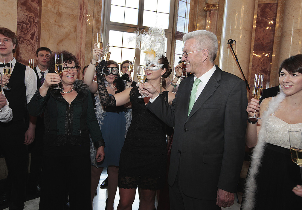 Ministerpäsident Winfried Kretschmann und seine Ehefrau Gerlinde mit Gästen