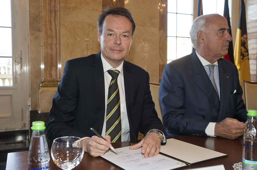 WLSB-Präsident Klaus Tappeser beim Unterzeichnen des Solidarpakts.