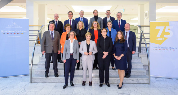 Gruppenfoto zur 142. Bauministerkonferenz in Baden-Baden. Erste Reihe v.l.: Ina Scharrenbach, Ministerin für Heimat, Kommunales, Bau und Digitalisierung des Landes Nordrhein-Westfalen, Nicole Razavi, Ministerin für Landesentwicklung und Wohnen des Landes Baden-Württemberg, Klara Geywitz, Bundesministerin für Wohnen, Stadtentwicklung und Bauwesen, und Karen Pein, Senatorin der Behörde für Stadtentwicklung und Wohnen der Freien und Hansestadt Hamburg. Zweite Reihe v.l.: Christian Bernreiter, Staatsminister im Bayerischen Staatsministerium für Wohnen, Bau und Verkehr, Dr. Sabine Sütterlin-Waack, Ministerin für Inneres, Kommunales, Wohnen und Sport des Landes Schleswig-Holstein, Susanna Karawanskij, Ministerin für Infrastruktur und Landwirtschaft des Freistaats Thüringen, Özlem Ünsal, Senatorin für Bau, Mobilität und Stadtentwicklung der Freien Hansestadt Bremen, Dr. Lydia Hüskens, Ministerin für Infrastruktur und Digitales des Landes Sachsen-Anhalt, und Felix Edlich, Abteilungsleiter im Ministerium für Finanzen Rheinland-Pfalz. Dritte Reihe v.l.: Christian Pegel, Minister für Inneres, Bau und Digitalisierung Mecklenburg-Vorpommern, Christian Gaebler, Senator für Stadtentwicklung, Bauen und Wohnen des Landes Berlin, Uwe Schüler, Staatssekretär Ministerium für Infrastruktur und Landesplanung Brandenburg, Jens Deutschendorf, Staatssekretär für Wirtschaft, Energie, Verkehr, Wohnen des Landes Hessen, Reinhold Jost, Minister für Inneres, Bauen und Sport des Saarlandes, Thomas Schmidt, Staatsminister für Regionalentwicklung Sachsen. 