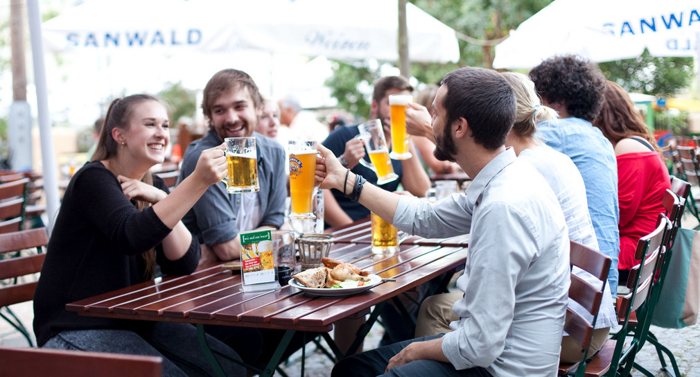 Junge Menschen in Biergarten