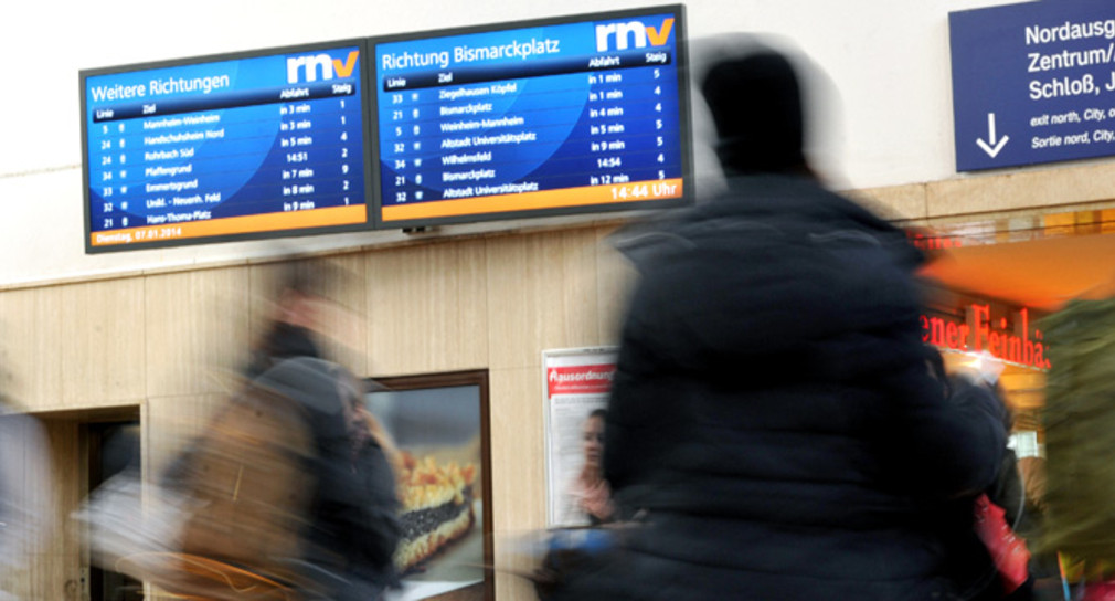 Abfahrtinformationen für Busse und Straßenbahnen am Heidelberger Hauptbahnhof (Bild: © RNV).