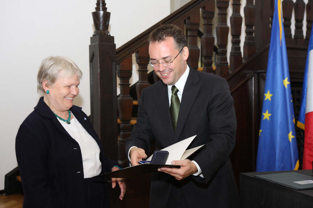 Minister Peter Friedrich überreicht Heidemarie Leins aus Bretten die Staufermedaille.