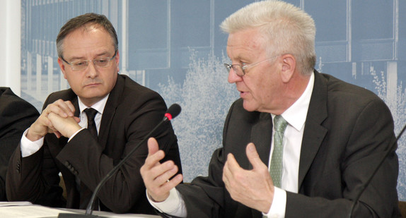 Ministerpräsident Winfried Kretschmann (r.) und Kultusminister Andreas Stoch (l.), bei der Regierungspressekonferenz am 8. April 2014 in Stuttgart