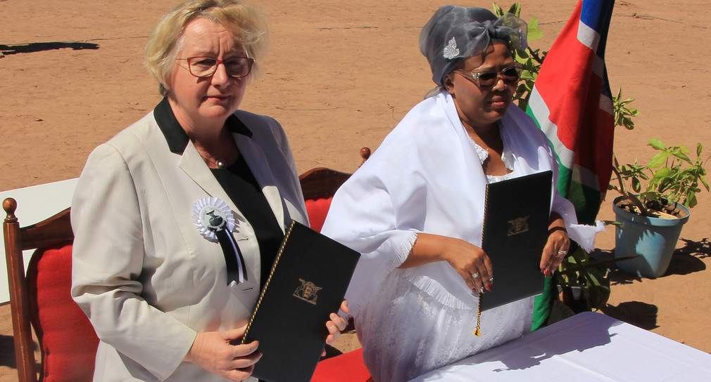 Wissenschaftsministerin Theresia Baue (l.) und Namibias Bildungsministerin Katrina Hanse-Himarwa (r.) bei der Übergabe von zu Kolonialzeiten geraubter Kulturgüter.