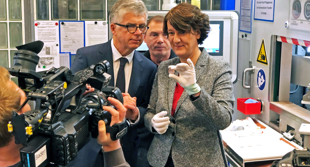 Kurz, nachdem Staatssekretärin Gisela Splett die neue Münze angeprägt hat, hält sie sie in die Kamera. .