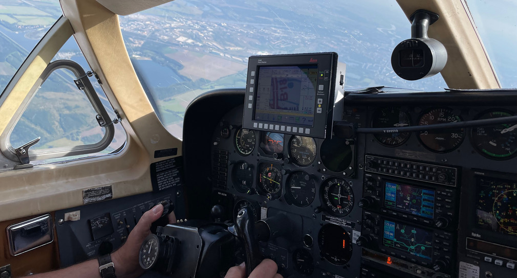 Blick ins Flugzeugcockpit bei einer Befliegung