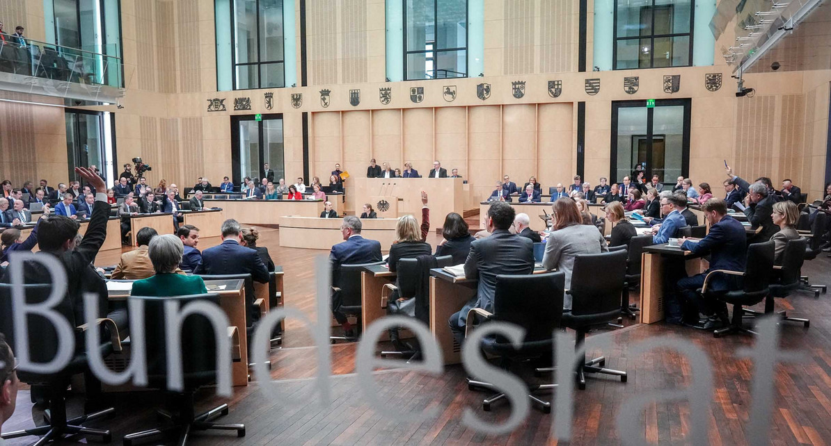 Mitglieder des Bundesrates heben ihre Hand f&uuml;r eine Abstimmung.