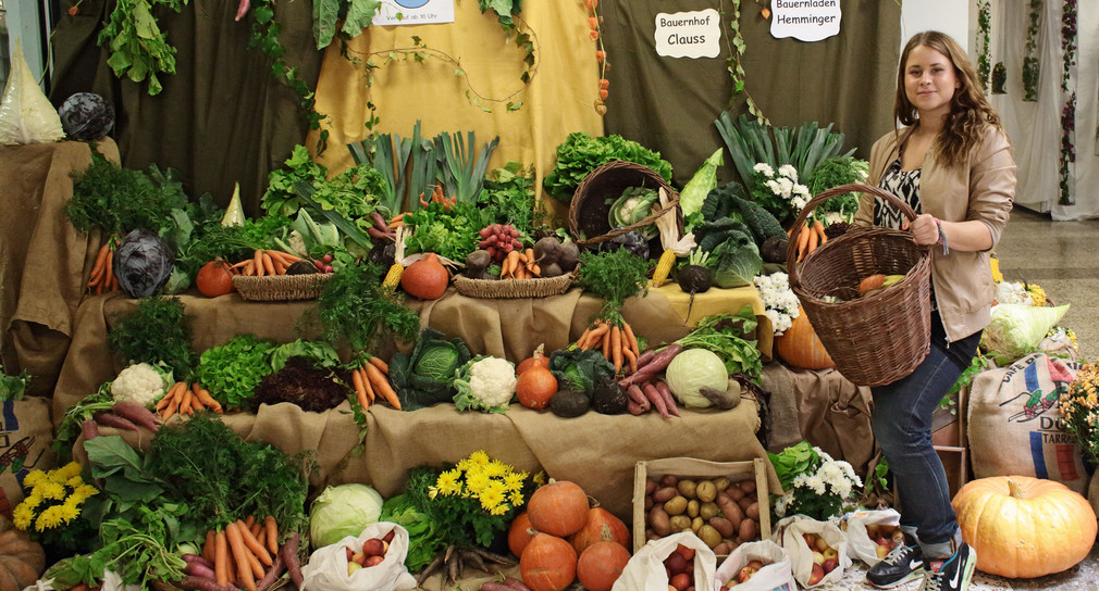 Hofladen mit Obst und Gemüse zu Erntedank