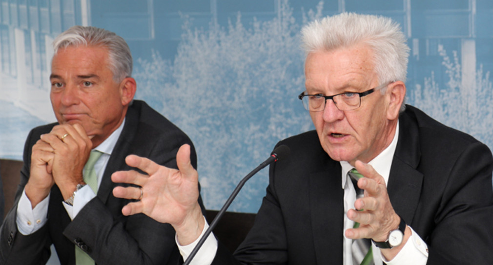 Ministerpräsident Winfried Kretschmann (r.) und der stellvertretende Ministerpräsident und Innenminister, Thomas Strobl (l.) (Foto: Staatsministerium Baden-Württemberg)