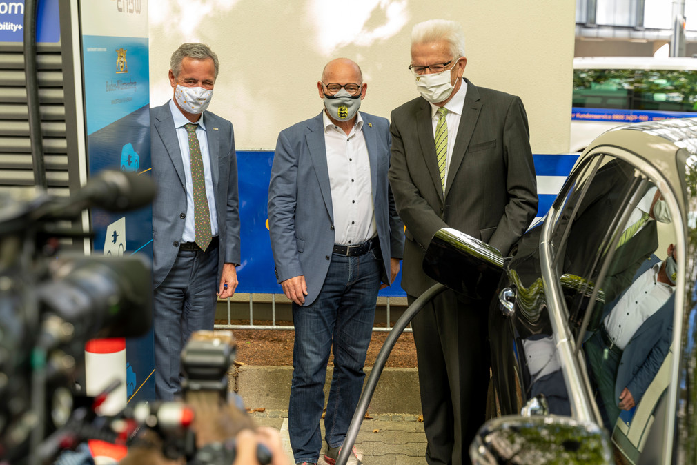 v.r.n.l.: EnBW-Chef Frank Mastiaux, Verkehrsminister Winfried Hermann und Ministerpräsident Winfried Kretschmann (Bild: Staatsministerium Baden-Württemberg)