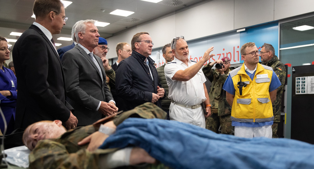 Bundesverteidigungsminister Boris Pistorius (Mitte) beim Truppenbesuch des Sanitätsdienstes der Bundeswehr im Bundeswehrkrankenhaus Ulm