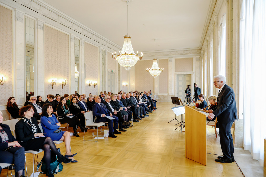 Ministerpräsident Winfried Kretschmann (rechts) bei seiner Ansprache zu den Gästen der Gedenkveranstaltung.
