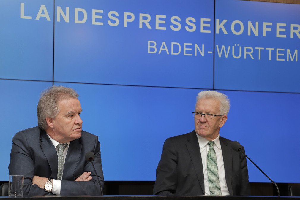 Ministerpräsident Winfried Kretschmann (r.) und Umweltminister Franz Untersteller (l.) bei der Regierungspressekonferenz (Bild: Staatsministerium Baden-Württemberg)