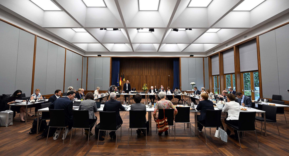 Kabinettssitzung im Europasaal der Landesvertretung in Brüssel.