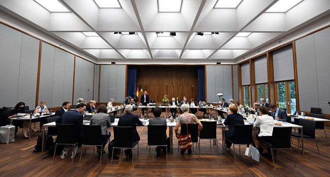 Kabinettssitzung im Europasaal der Landesvertretung in Brüssel.']