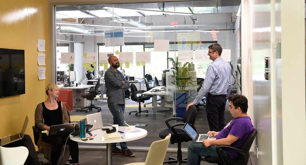 Mitarbeiter verschiedener Herkunft arbeiten bei SAP im Silicon Valley an den Trends von Morgen.