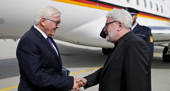 Begrüßung am Flughafen: Bundespräsident Frank-Walter Steinmeier (l.) und Staatsminister Klaus-Peter Murawski (r.)