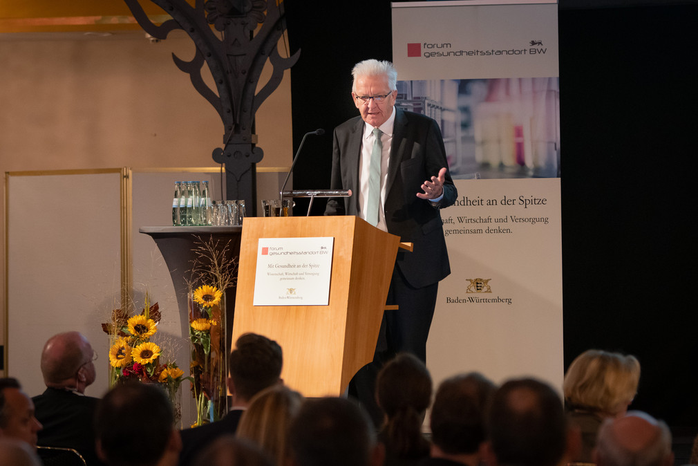 Ministerpräsident Winfried Kretschmann spricht zur Eröffnung des Forums Gesundheitsstandort (Bild: Staatsministerium Baden-Württemberg)