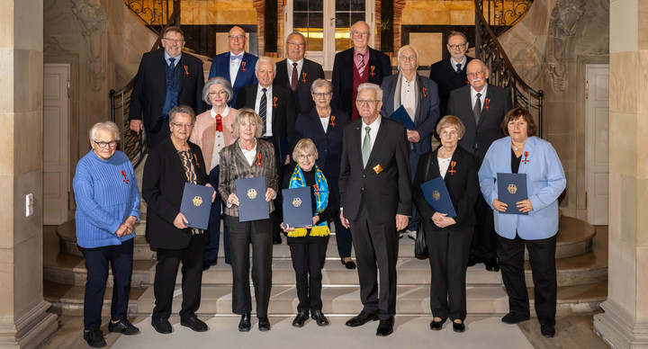 Gruppenbild: Ministerpräsident Winfried Kretschmann (vorne, Dritter von rechts) mit den Ordensträgerinnen und -trägern