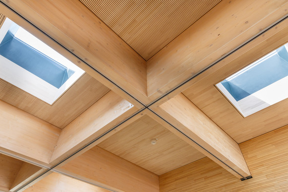 Tragkonstruktion aus Holz und Akustikbeplankung an der Decke im Foyer