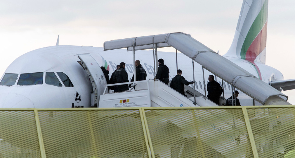 Abgelehnte Asylbewerber steigen in ein Flugzeug. (Foto: © dpa)