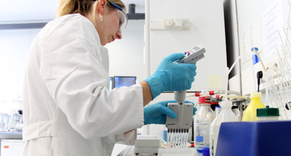 Arbeit in einem Biochemielabor (Quelle: NMI, Naturwissenschaftliches und Medizinisches Institut an der Universität Tübingen)