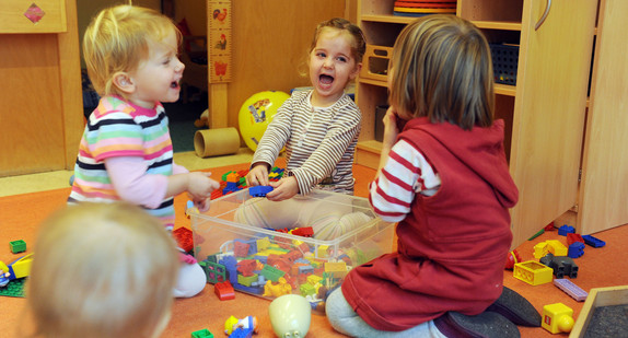 Kinder spielen im Kindergarten (Bild: © dpa).