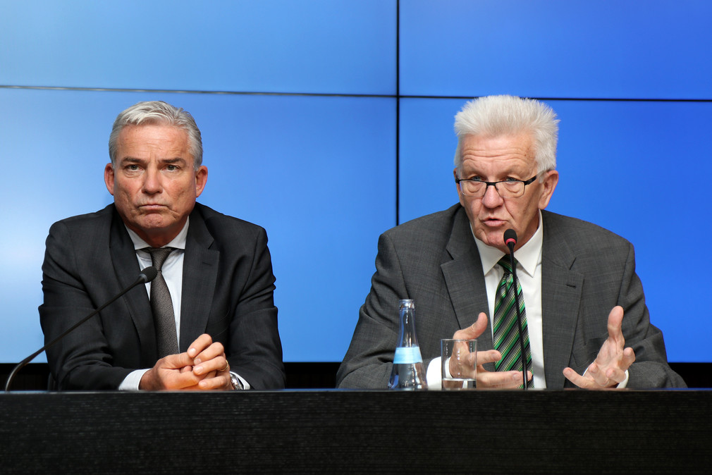 Ministerpräsident Winfried Kretschmann (r.) und Digitalisierungsminister Thomas Strobl (l.)