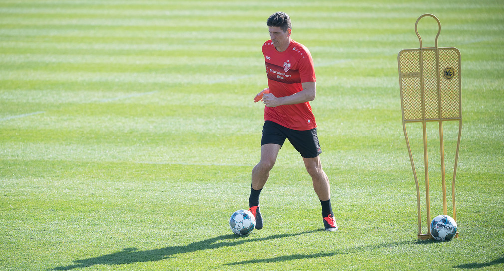 Mario Gomez spielt während des ersten Trainings in Kleingruppen des Fußball-Zweitligisten VfB Stuttgart, nachdem der Sportbetrieb aufgrund des Coronavirus eingestellt war, einen Ball. 