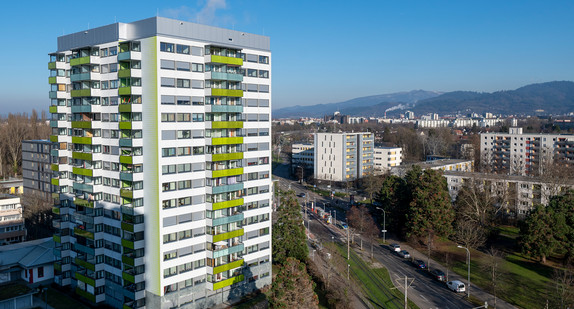 Blick auf das energetisch sanierte Passivhochhaus Bugginger Straße 50 in Weingarten-West