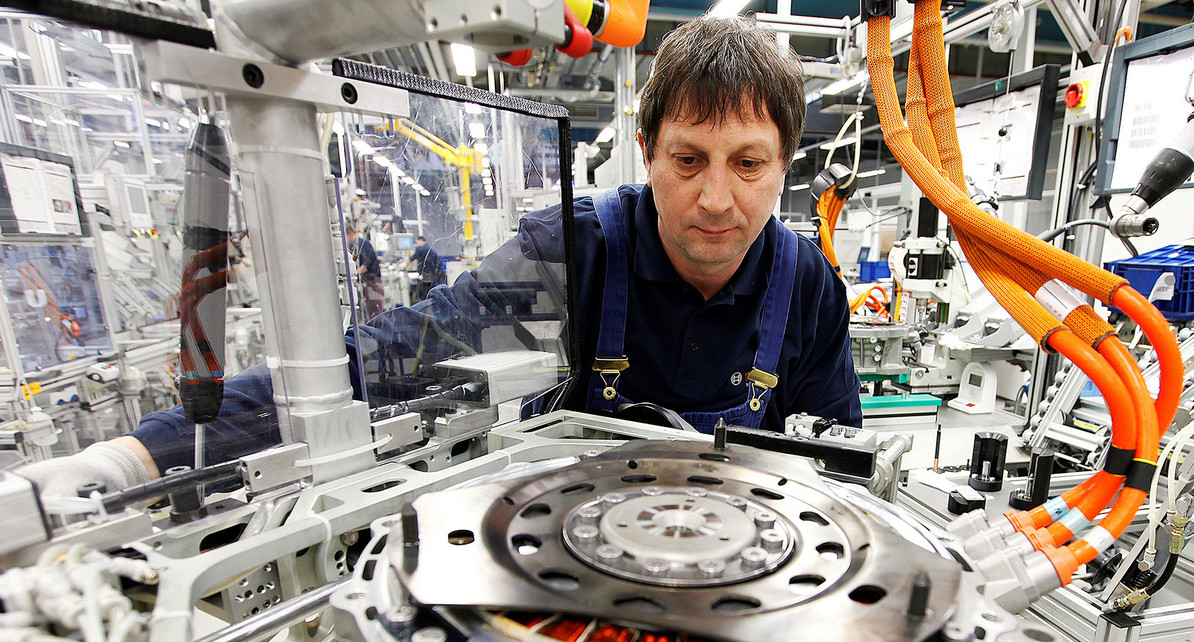 Arbeiter bei der Produktion von Motorenteilen (&copy; Bosch)