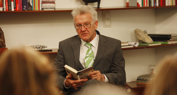 Im Rahmen der «stuttgartnacht» am 22. Oktober 2011 liest Ministerpräsident Winfried Kretschmann in seinem Amtszimmer in der Villa Reitzenstein einen Text aus einem seiner Lieblingsbücher von Hannah Arendt vor.