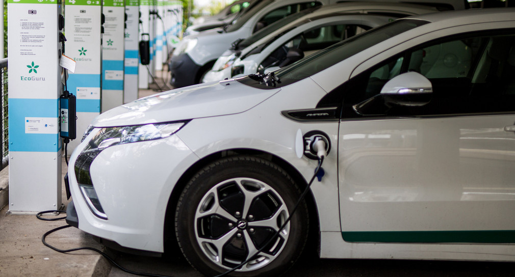 Elektrofahrzeuge stehen am 04.09.2017 auf dem Gelände des Fraunhofer-Instituts für Arbeitswirtschaft und Organisation (IAO) in Stuttgart (Baden-Württemberg) an Ladestationen. (Foto: Christoph Schmidt/dpa)