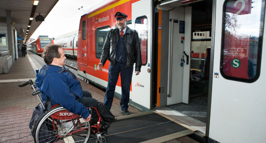 Ein Rollstuhlfahrer steigt über Einstiegshilfe in den Nahverkehrszug (S-Bahn ET 425) ein (Bild: © Deutsche Bahn AG).
