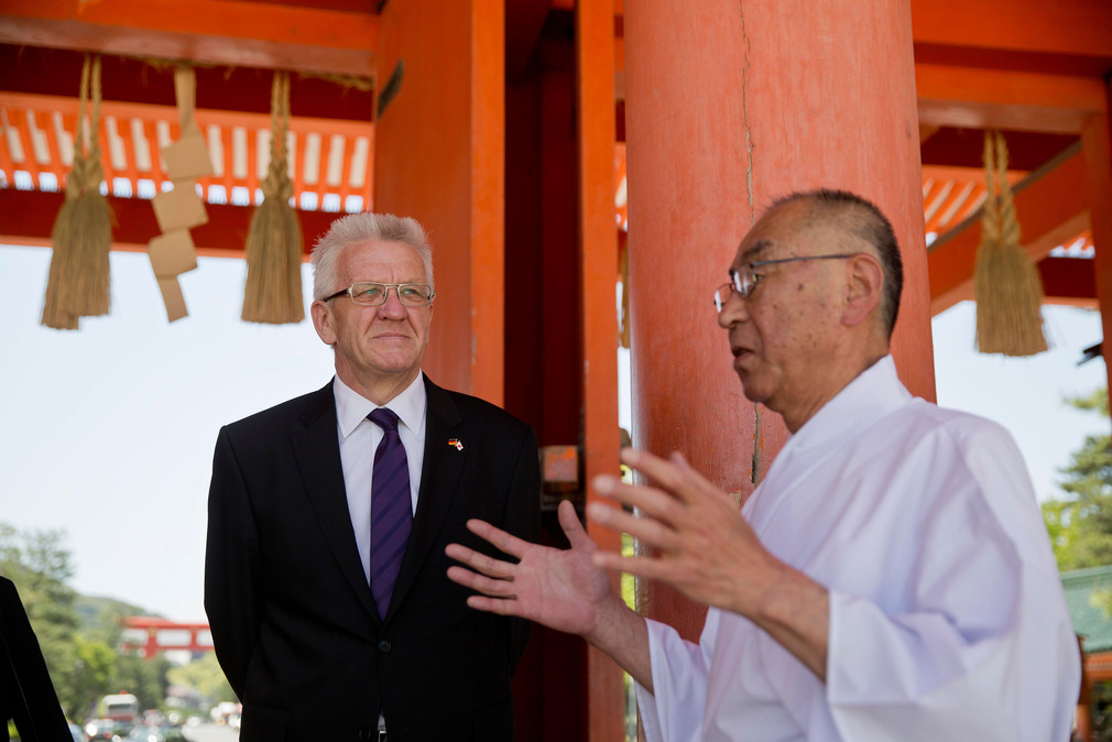 Ministerpräsident, Winfried Kretschmann (l.) besichtigt den Heian-Schrein in Kyoto (Japan). Führung durch den  stellvertretenden Oberpriester Honda Kazuo (r.).
