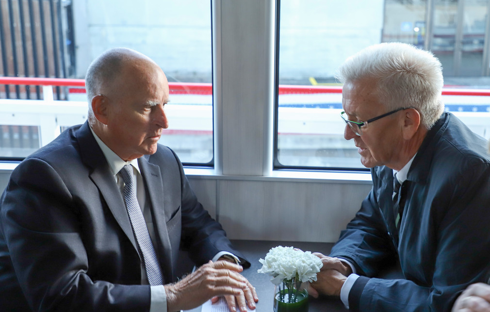 Ministerpräsident Winfried Kretschmann (r.) und Jerry Brown (l.), Gouverneur von Kalifornien, unterhalten sich auf der Jungfernfahrt der Hybrid-Fähre Enhydra. (Staatsministerium Baden-Württemberg)