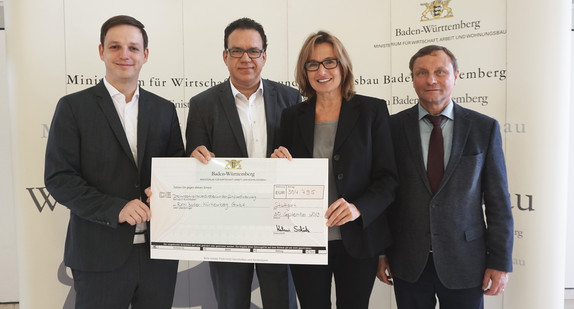 Die Bescheidübergabe mit Staatssekretärin Katrin Schütz. (Bild: Wirtschaftsministerium Baden-Württemberg)