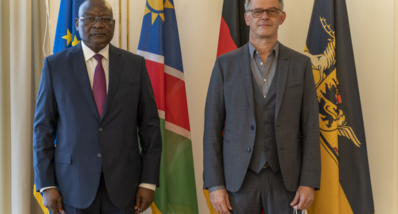 Staatssekretär Rudi Hoogvliet (r.) und der Botschafter der Republik Namibia, Martin Andjaba (l.)