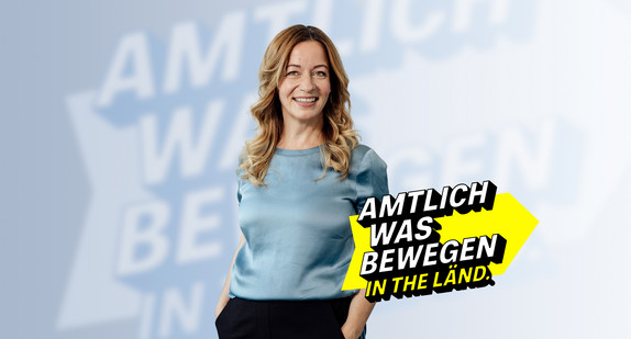 Lächelnde Frau im blauen Oberteil im Vordergrund, steht für Engagement im Land Baden-Württemberg.
