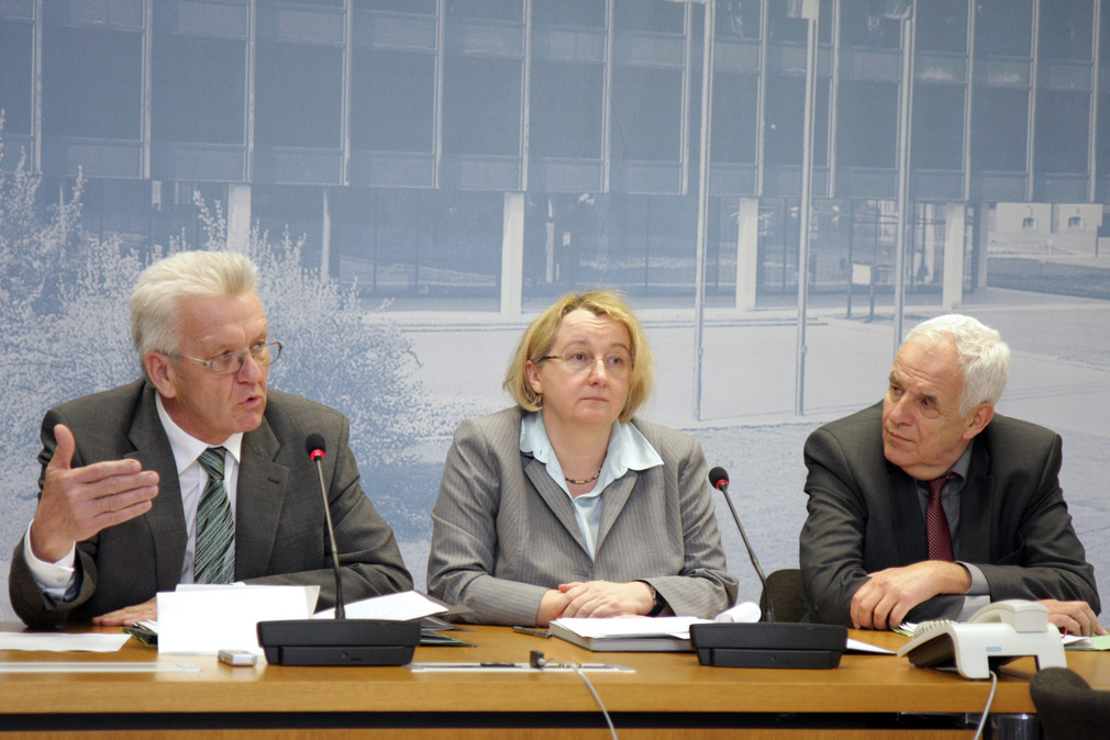Ministerpräsident Winfried Kretschmann (l.), Wissenschaftsministerin Theresia Bauer (M.) und Justizminister Rainer Stickelberger (r.) bei der Regierungspressekonferenz am 26. Februar 2013 iim Landtag in Stuttgart